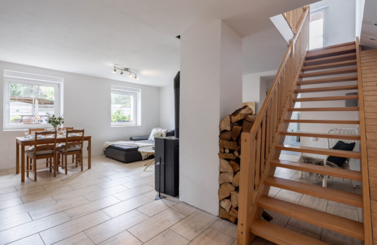 Pohled z kuchyně do obývacího pokoje